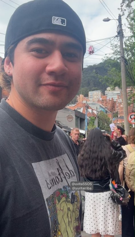 lhchonlyangel's tweet photo. can he stop wearing this backwards cap before i go insane thanks https://t.co/TFu1dDKYKC