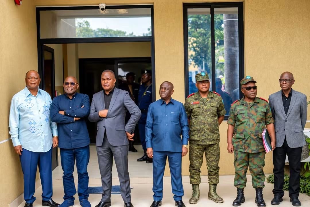 StanysBujakera's tweet photo. Crash de Kenge : le Conseil supérieur de la magistrature tient une réunion d'urgence

Le Conseil supérieur de la magistrature (CSM) s'est réuni en urgence le samedi 26 septembre à Kinshasa, au lendemain du crash aérien survenu à Kenge, dans la province du Kwango, qui a coûté la vie au Lieutenant-Général Joseph Mutombo Katalay, Premier Président de la Haute Cour militaire, et au Lieutenant-Général Lucien-René Likulia Bakumi, Auditeur général près la Haute Cour militaire. 

La réunion, présidée par Dieudonné Kamuleta Badibanga, président de la Cour constitutionnelle et du CSM, a porté sur l'examen de la situation et l'organisation des obsèques. Selon Jean-Paul Mukolo Nkokesha, procureur général près le Conseil d'État, les enquêtes sont en cours pour déterminer les causes de l'accident et identifier les corps des victimes. À l'issue de la réunion, les membres du CSM se sont rendus auprès des familles des deux magistrats, à Gombe puis à Lingwala.