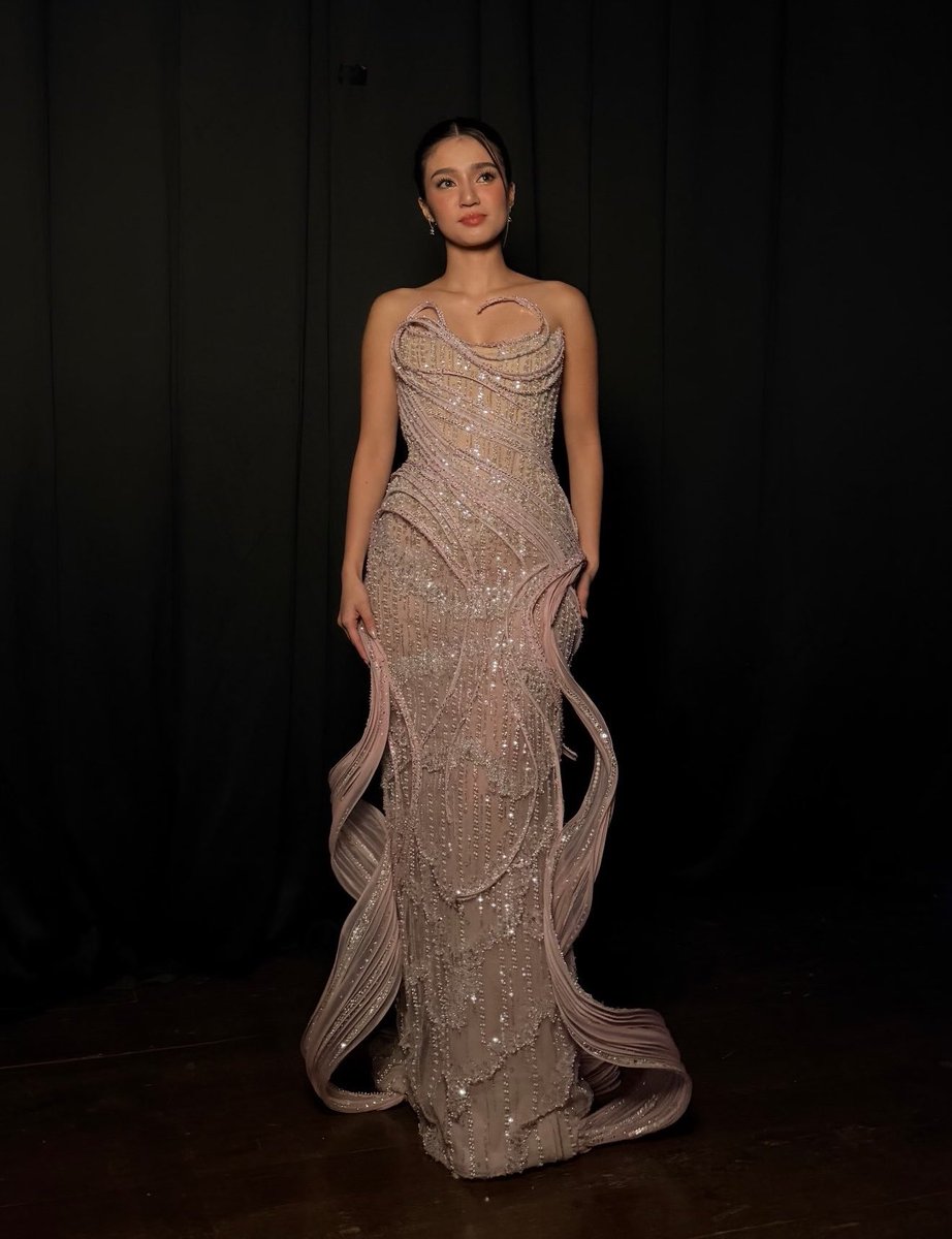tangingreason's tweet photo. THE FACE. THE DRESS. THE SILHOUETTE. I need everyone to be serious for a moment!! 

#BelleMariano @bellemariano02 https://t.co/uwRsDk4Zbo
