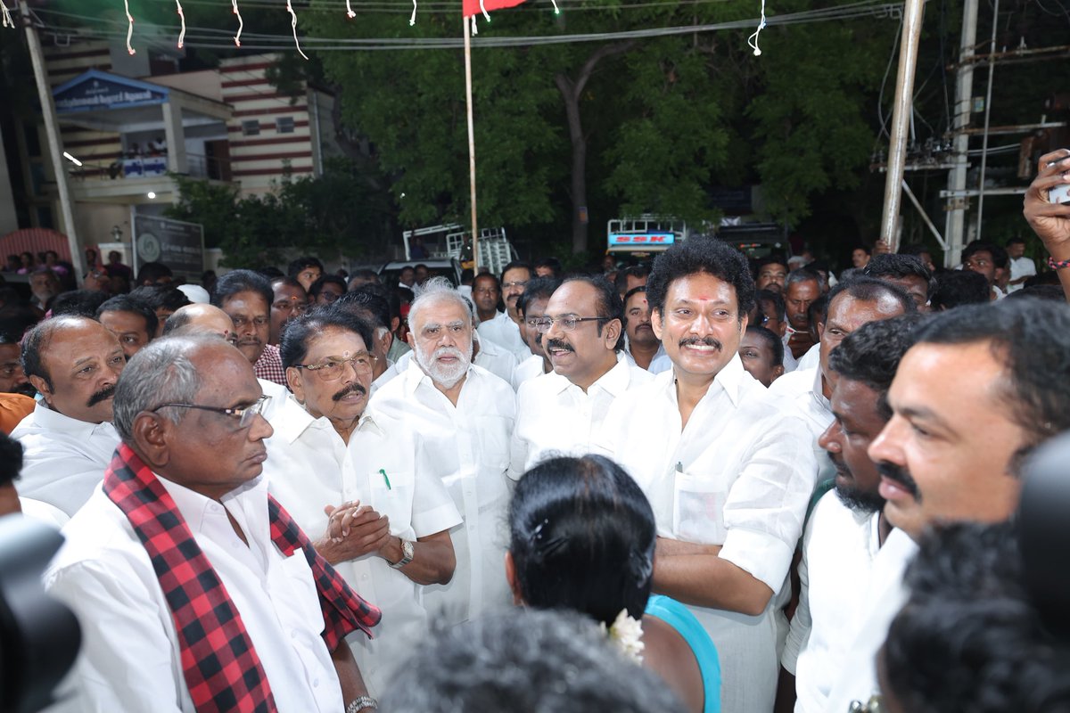 Anbil_Mahesh's tweet photo. தாராபுரம் சட்டமன்றத் தொகுதி இடைத்தேர்தலில் போட்டியிடும் கழக வேட்பாளர் வழக்கறிஞர் எஸ்.சுகன்யா அவர்களுக்கு ஆதரவாக கொளத்துப்பாளையம் பகுதிவாழ் மக்களிடையே கழக இளைஞரணிச் செயலாளர் @Udhaystalin அவர்கள் பரப்புரை மேற்கொண்டார். அப்போது கழக முன்னணியினருடன் கலந்து கொண்டோம்.

வாக்களிப்பீர் உதயசூரியன்…🌄 

#Dharapuram4DMK #VoteForDMK 
#Dharapuram
