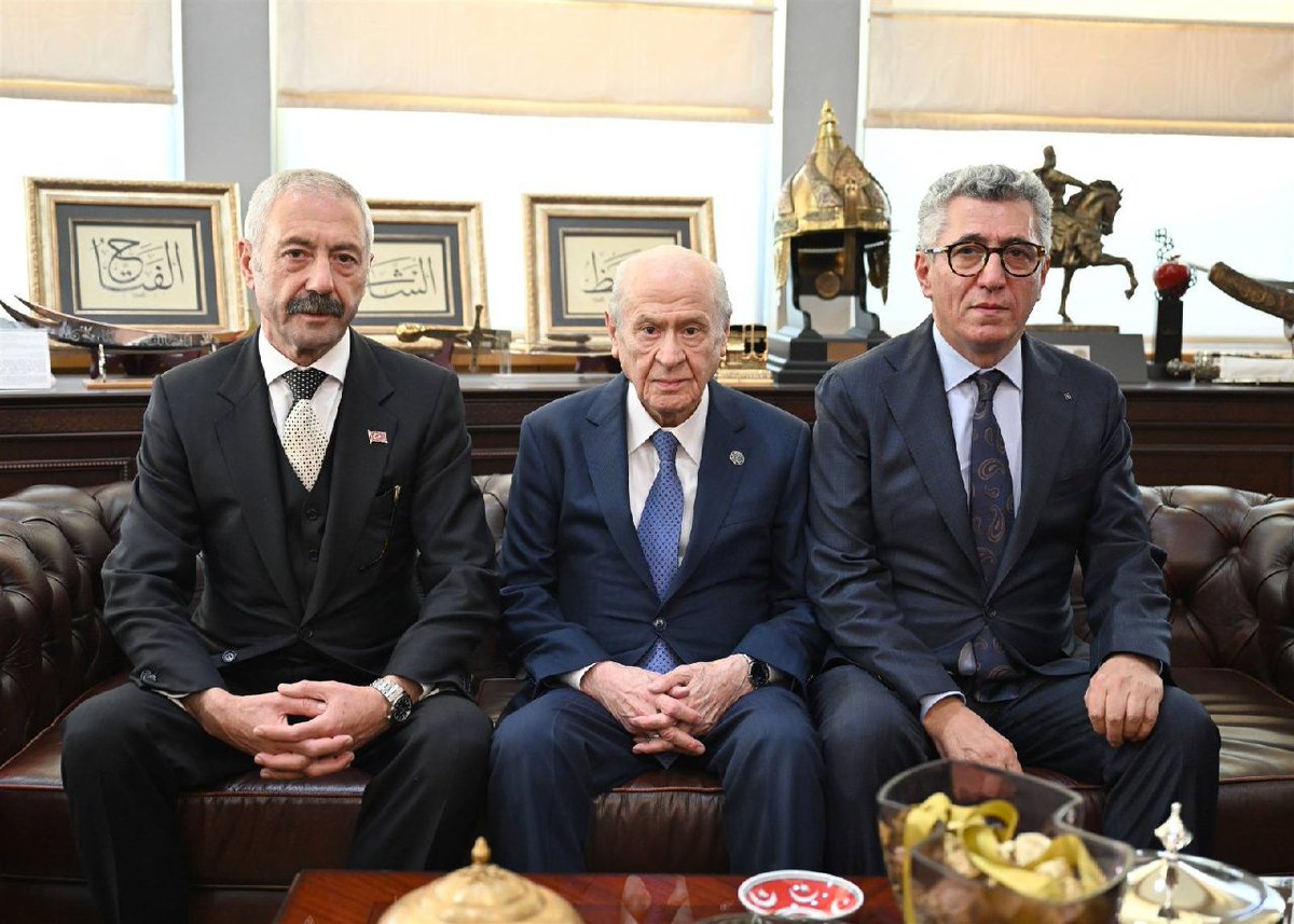 MHP_Bilgi's tweet photo. Ülkemizin iki kıymetli ailesi, Sarallar ve Şahinler aileleri, Genel Başkanımız Sayın Devlet Bahçeli ile birlikte tarihi bir kucaklaşma ve buluşmayla genel merkezimizde bir araya geldiler. https://t.co/78NYk4NcsS
