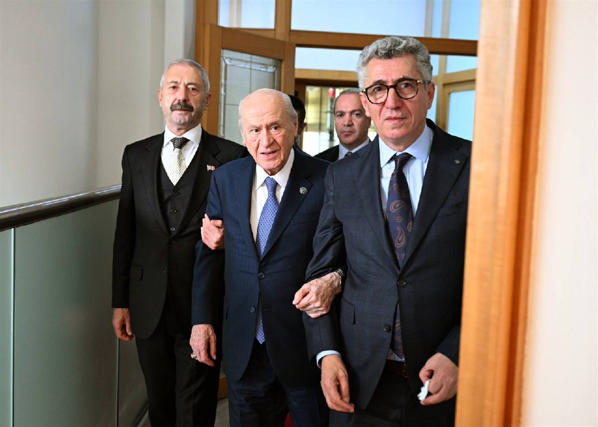MHP_Bilgi's tweet photo. Ülkemizin iki kıymetli ailesi, Sarallar ve Şahinler aileleri, Genel Başkanımız Sayın Devlet Bahçeli ile birlikte tarihi bir kucaklaşma ve buluşmayla genel merkezimizde bir araya geldiler. https://t.co/78NYk4NcsS