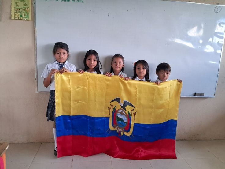 soomyye's tweet photo. Te amo mi Ecuador, te entrego mi vida por defenderte, porque lo que tu representas es mucho más de los que creen que eres "pequeño". Eres Fuerza, Valentía, coraje, aquel que vió nacer, crecer y partir desde el seno de nuestra madre y que acogió a varios hermanos del exterior. https://t.co/L82lYGTkR7