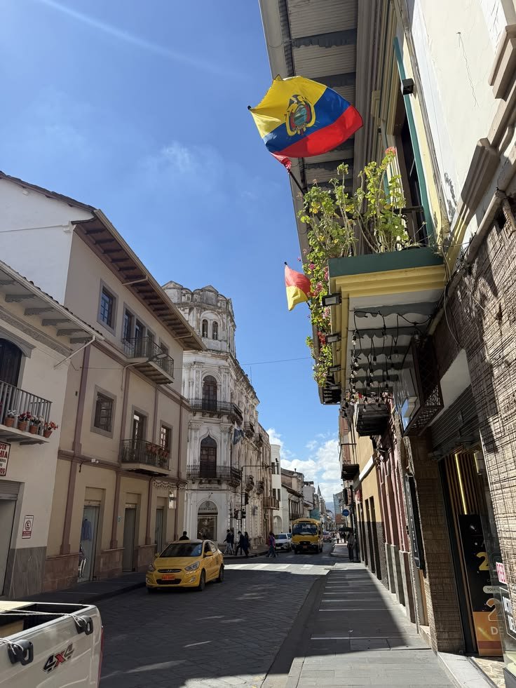 soomyye's tweet photo. Te amo mi Ecuador, te entrego mi vida por defenderte, porque lo que tu representas es mucho más de los que creen que eres "pequeño". Eres Fuerza, Valentía, coraje, aquel que vió nacer, crecer y partir desde el seno de nuestra madre y que acogió a varios hermanos del exterior. https://t.co/L82lYGTkR7