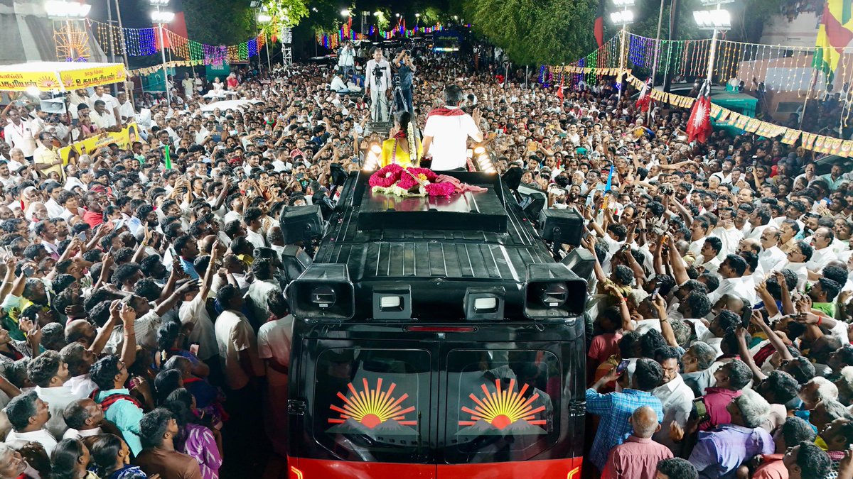 Udhaystalin's tweet photo. வாக்களித்த மை காய்வதற்குள் வேறு கட்சியில் நின்று வென்றவர்களை வளைத்து ஆட்சி அமைத்து, அதைத் தக்க வைக்க மக்கள் மீது இடைத்தேர்தலை திணித்துள்ள Sofa Model ஆட்சியாளர்களின் அதிகார வெறியை முறியடிக்க, ‘ஆதரிப்பீர் உதயசூரியன்’ என்று தாராபுரம் தொகுதியில் போட்டியிடும் கழக வேட்பாளர் சகோதரி சுகன்யாவுக்கு ஆதரவாக கொளத்துப்பாளையத்தில் இன்று பிரச்சாரம் மேற்கொண்டோம். 

@KN_NEHRU @mp_saminathan @V_Senthilbalaji @dmkpadhu @keprakashdmk