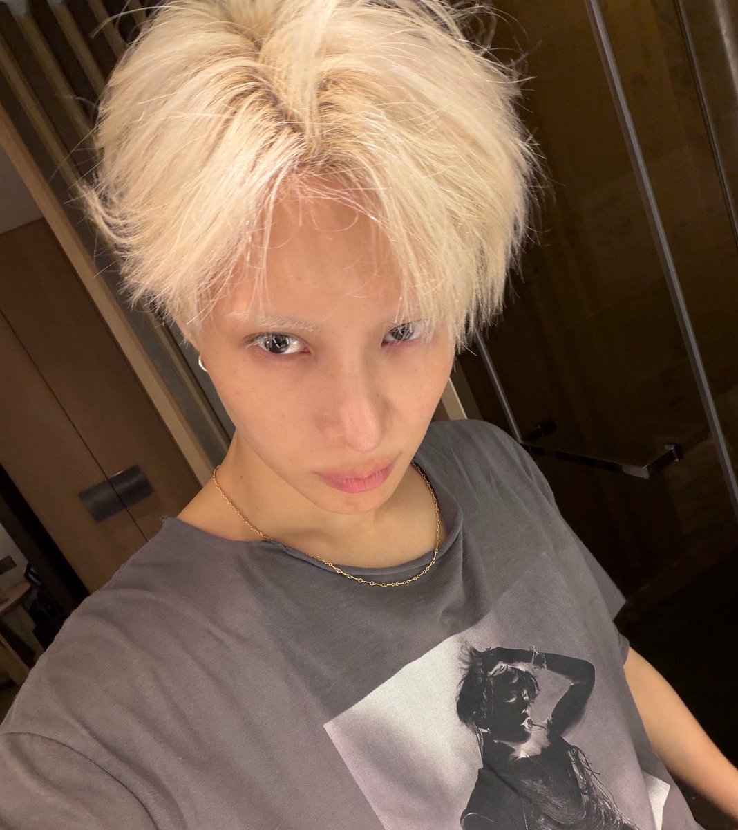 mona_jry's tweet photo. ตั้งแต่แทมินย้อมผมบลอนด์คือแบบ 
ฟค : คิดถึงผมดำ
🐥 : ฟอกสีผมให้อ่อนขึ้นอีก
ฟค : คิดถึงผมดำ
🐥 : ฟอกสีคิ้ว
ฟค : คิดถึงผมดำจริงๆนะ 
🐥 : ย้อมขนตาเป็นสีขาว 

55555555555555555555555555 https://t.co/sP4RGDIm5Q