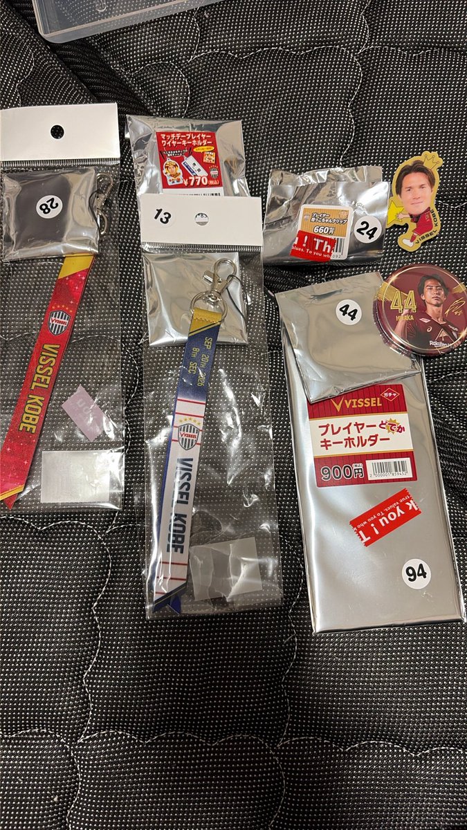 ririmaru2121's tweet photo. ヴィッセル神戸 グッズ交換のお願い
画像のものを41番と交換お願いいたします🙏ボンフィンのみ違う日の41でも可
マッチデーワイヤーキーホルダーはシールはありません。ワイヤーキーホルダーは13番です。ホーム戦にてよろしくお願いいたします🙇‍♀️ https://t.co/b1mHLUxoKI