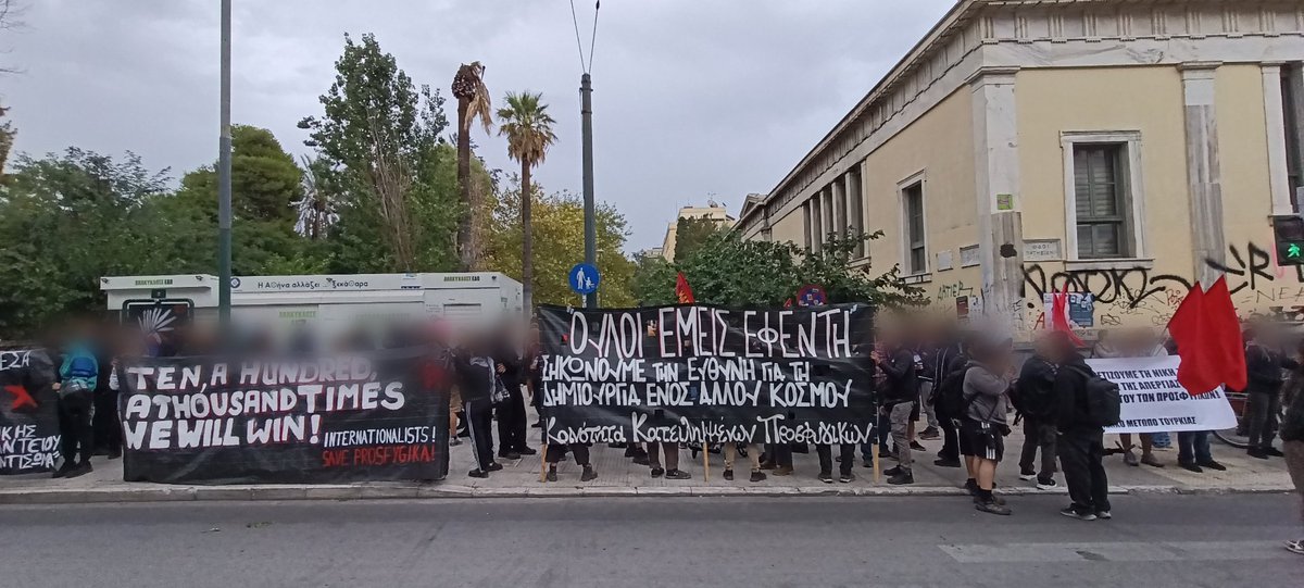 Prosfygika's tweet photo. Η άφιξη του Αριστοτέλη Χαντζή στην προσυγκέντρωση της πορείας επανασύνδεσης και συνέχειας στο Κάτω Πολυτεχνείο όπου τον υποδέχτηκε η Suzon Doppagne, ο Γιάννης Μάγγος και ο κόσμος της αλληλεγγύης με συνθήματα!

Θα ακολουθήσει η πορεία προς την Κοινότητα Κατειλημμένων Προσφυγικών 

#antireport #Saveprosfygika