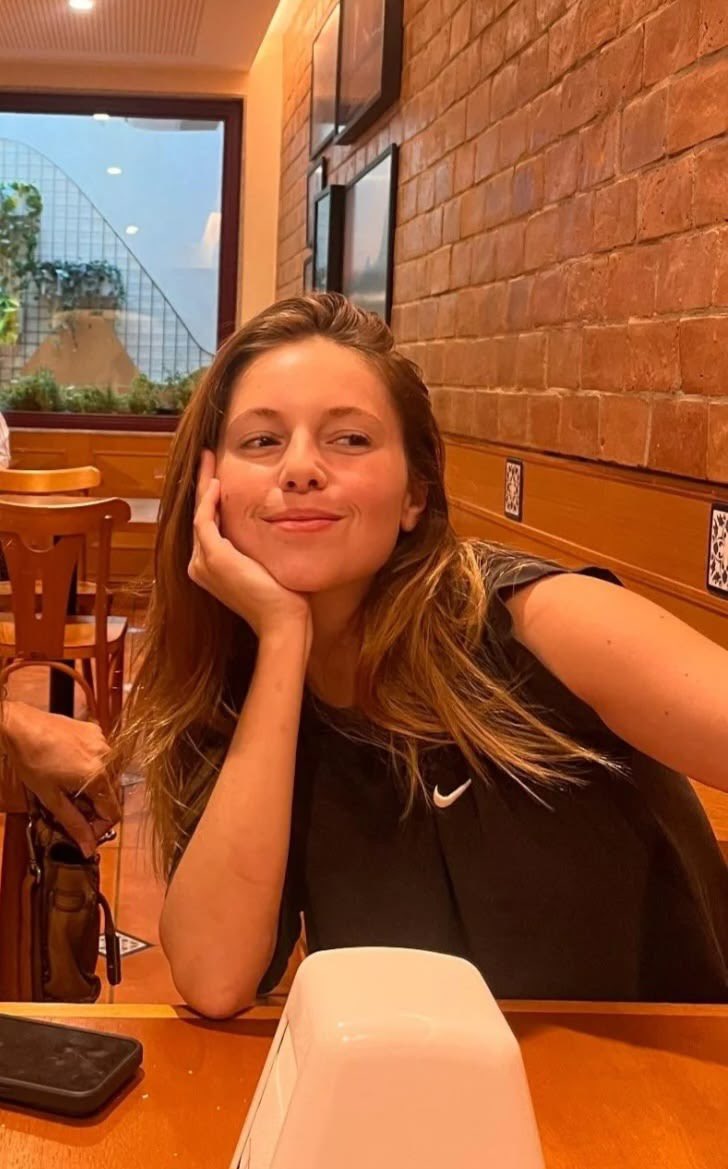 letizhs's tweet photo. muito se fala da alanis ser wife material (e ela é mesmo) e pouco se fala do quanto laura dutra TAMBÉM eh ! https://t.co/1ZsgdVKGpb
