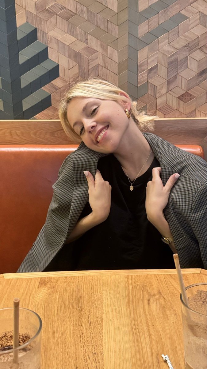 letizhs's tweet photo. muito se fala da alanis ser wife material (e ela é mesmo) e pouco se fala do quanto laura dutra TAMBÉM eh ! https://t.co/1ZsgdVKGpb