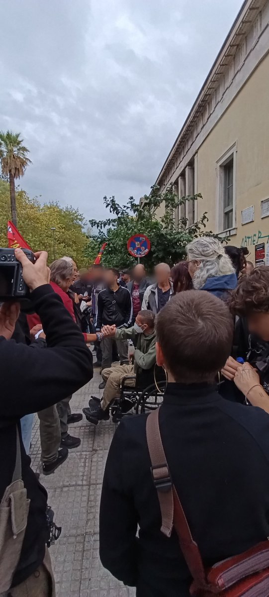 Prosfygika's tweet photo. Η άφιξη του Αριστοτέλη Χαντζή στην προσυγκέντρωση της πορείας επανασύνδεσης και συνέχειας στο Κάτω Πολυτεχνείο όπου τον υποδέχτηκε η Suzon Doppagne, ο Γιάννης Μάγγος και ο κόσμος της αλληλεγγύης με συνθήματα!

Θα ακολουθήσει η πορεία προς την Κοινότητα Κατειλημμένων Προσφυγικών 

#antireport #Saveprosfygika