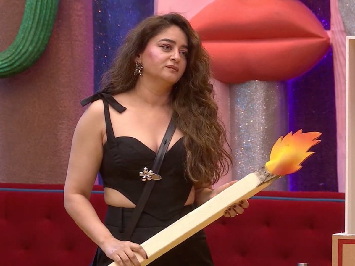 TeleOTTUpdates's tweet photo. Mahi: “Rhiti Qazi se jealous hai, kyunki jis ROCKSTAR tag par uski nazar hai, woh Qazi ko mil raha hai.” 💯🔥

#BiggBoss20 #QaziTouqeer #MahiVij https://t.co/YZ8iLwaMR8