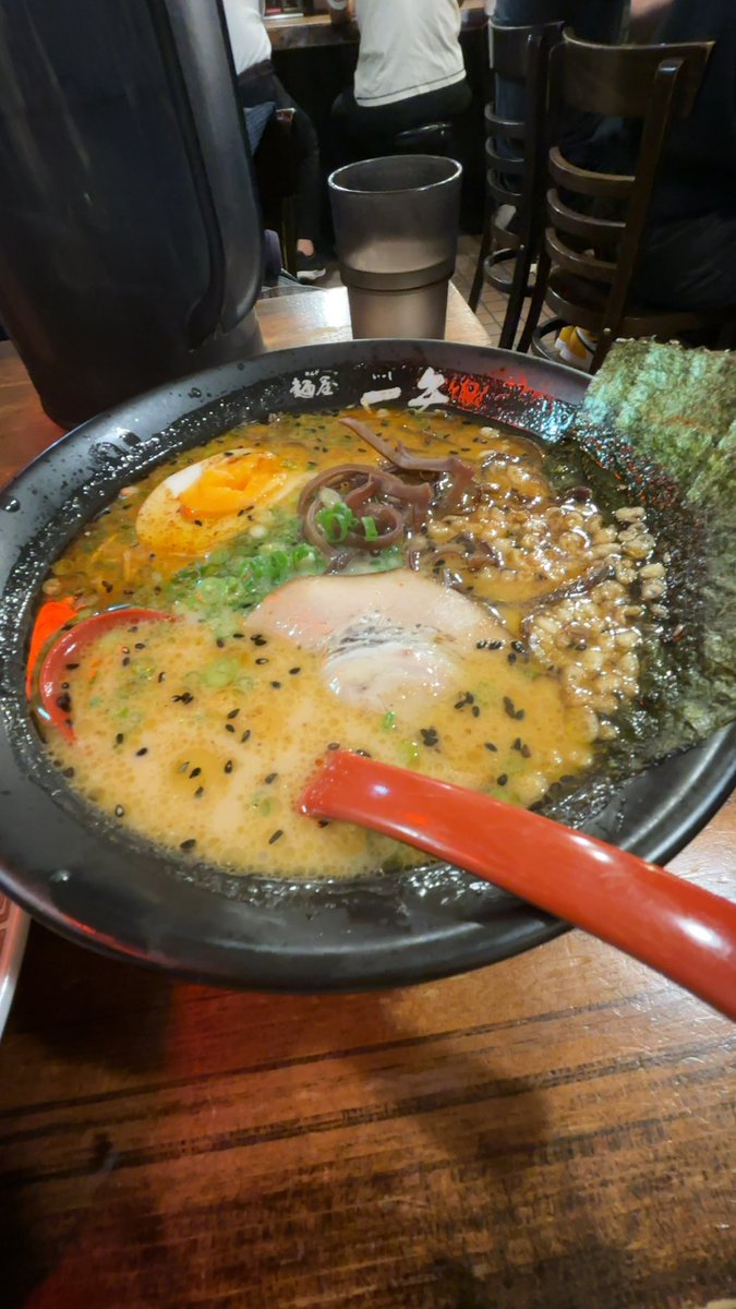 mikun2013's tweet photo. 深夜の博多のラーメン https://t.co/6CxOi1xmyS