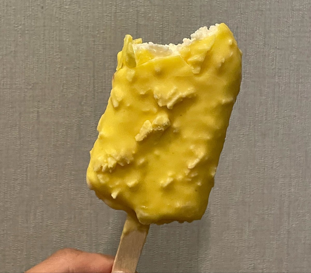 themarvinss's tweet photo. เข้าใจครสคนชอบมิ้นท์ช็อกทุกอย่าง ผิดก็ทำต่ำก็รู้ มึงมันอร่อยมาก หวาน ๆ เค็ม ๆ มัน ๆ เย็น ๆ คิดถูกมากซื้อแบบ 2 ชิ้นลดราคา ได้โปรดขายตลอดไป จากใจคนชอบกินเลย์ใส่นมแบบซีเรียล https://t.co/gO9AqcNjur