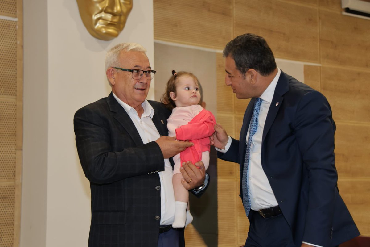 eczburhan's tweet photo. Kaybedenin olmadığı seçim…

Divan Başkanlığı yapmanın onurunu yaşadığım Muğla’nın Menteşe ilçesinde ilçe başkanlığı seçimlerimiz için ön seçimleri gerçekleştirdik. 

Bugün Türkiye’de bir ilki gerçekleştirmenin, partimizin demokratik kültürünü güçlendirmenin ve örgütümüzün ortak iradesini ortaya koymanın gururunu yaşıyoruz.

Menteşe’de  ilçe başkanımızı ön seçimle belirlerken, en büyük gücümüz; üyelerimizin özgür iradesi, örgütümüzün dayanışması ve demokrasimize olan inancımızdır.

YENİ Partiyi millet kurdu, milletin dayanışmasıyla büyüyor!