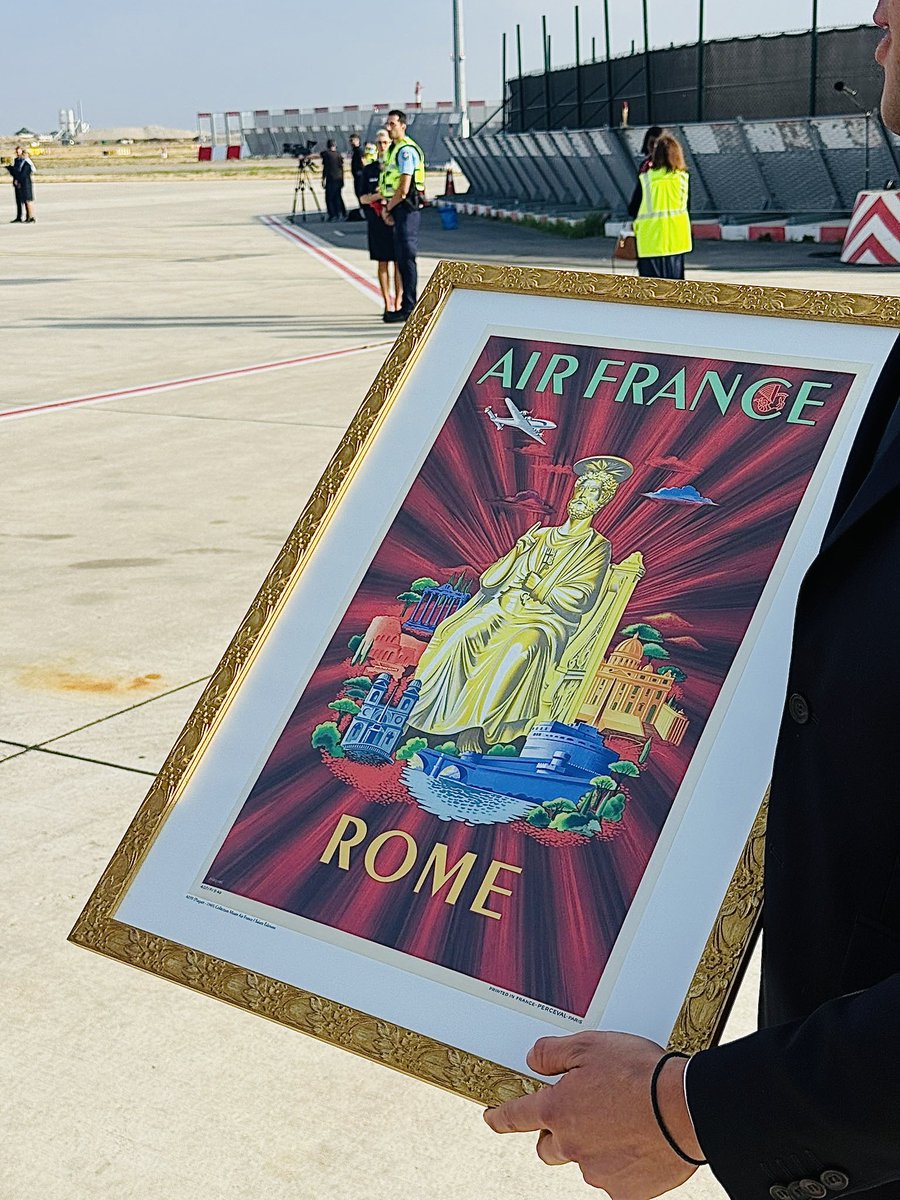 airplusnews's tweet photo. 🔴 À l’occasion du vol Air France entre Paris-Orly et Lourdes, Ben Smith, directeur général d’Air France-KLM, remettra au souverain pontife une reproduction, légèrement plus petite que l’original, de l’affiche « Rome » de Plaquet, datée de 1949.

Une belle façon de célébrer les liens historiques entre Air France, Rome et le Vatican.

📷 @ThomasDespre