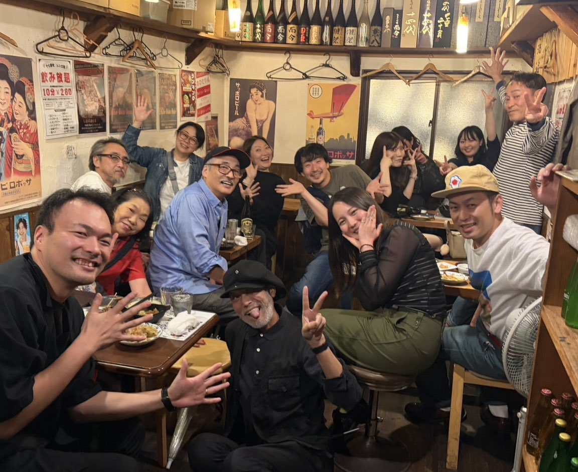 akariii_coco's tweet photo. 月波兎さん #おやじの瓢箪 観劇！
当日パンフに寄せられた、主宰のお二方のご挨拶から、作品への想いがひしひしと伝わり...
本編はもちろん、夢中になって拝見。
とっても楽しかった！
今、平穏に生きていられること、平和であることは、決して当たり前ではないのだと改めて。
来週10/4まで、ぜひ…！ https://t.co/0X6OSKc6Lz