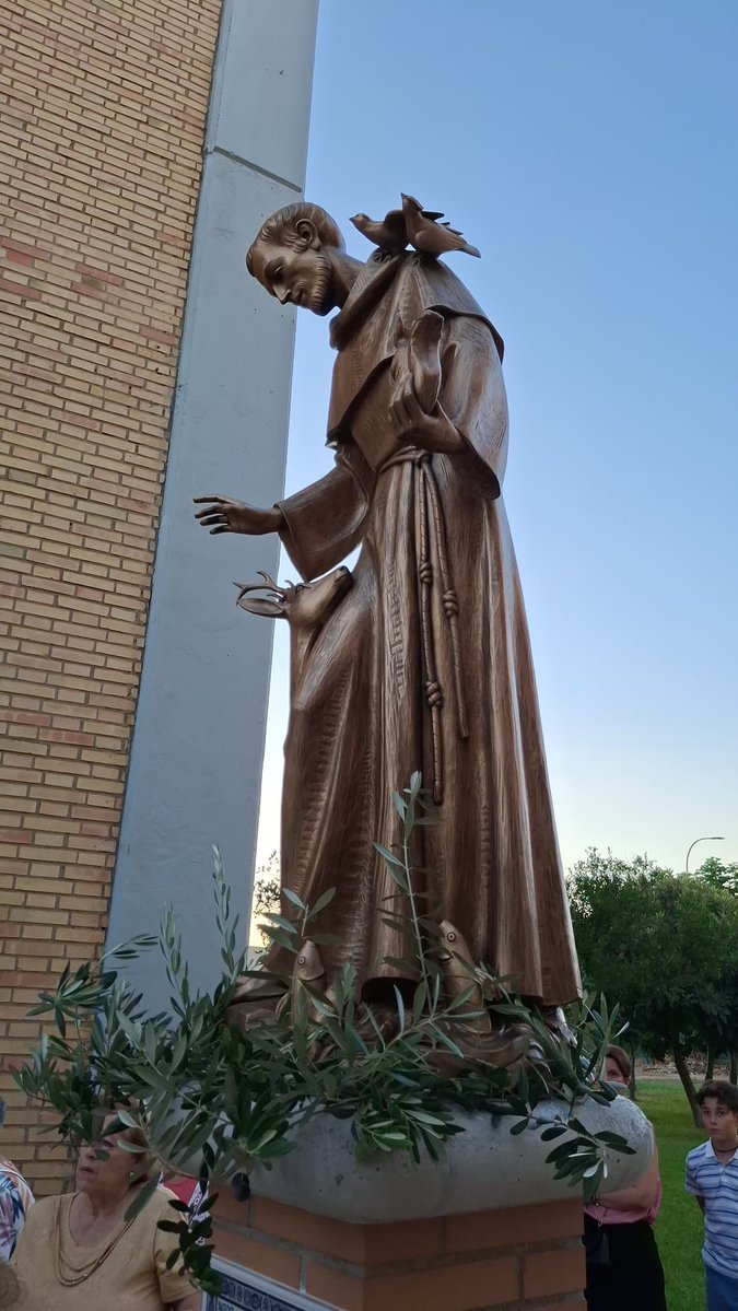ofcdesamparados's tweet photo. Magnífico inicio de la novena de san Francisco, bendición de su nueva imagen y convivencia fraternal. Gracias, Señor, y gracias a todos los que lo habéis hecho posible. https://t.co/A7rbG12r1D