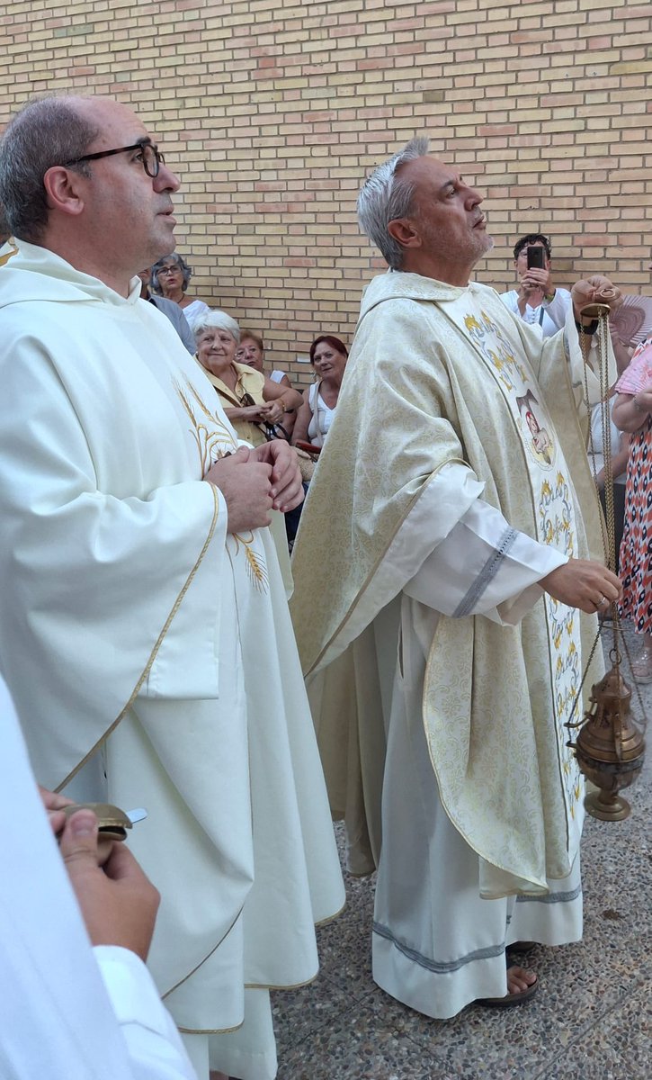ofcdesamparados's tweet photo. Magnífico inicio de la novena de san Francisco, bendición de su nueva imagen y convivencia fraternal. Gracias, Señor, y gracias a todos los que lo habéis hecho posible. https://t.co/A7rbG12r1D