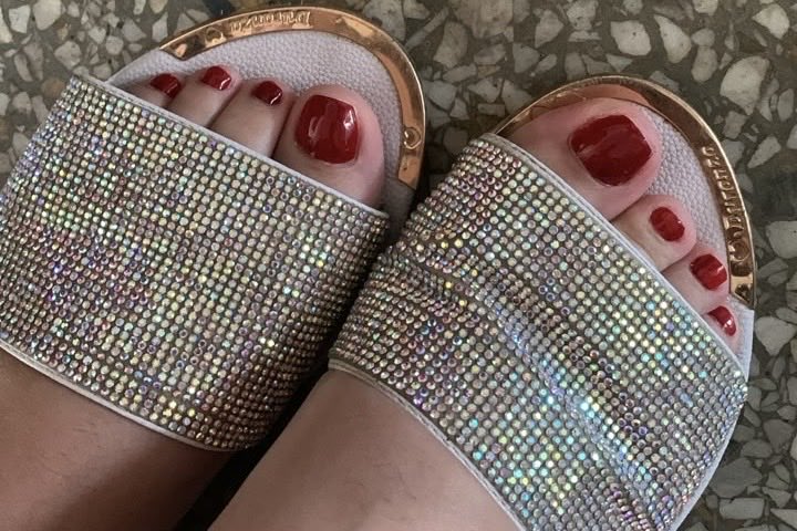 VelvetSoles_Off's tweet photo. Weekend mood 👠✨ Starting my Saturday with red toes and shiny sandals. Should I do a new photoshoot today? Let me know in the comments! 💋
#feet #feetfetısh #buyingcontent #feetpics https://t.co/ISdsKdiTn5