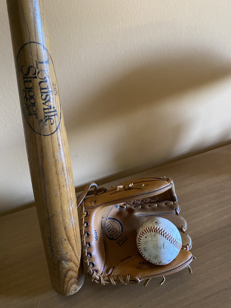 Annaanna175565's tweet photo. La prima volta che andai negli USA dovetti richiedere il visto.
Ero cosรฌ innamorata dei #Peanuts che acquistai il set da baseball. ๐
Sapevo di averlo conservato, ma oggi lโho ritrovato.
#BeiTempi ๐คท๐ผโโ๏ธ #CharlieBrown ๐ https://t.co/6u0NuWd4vn