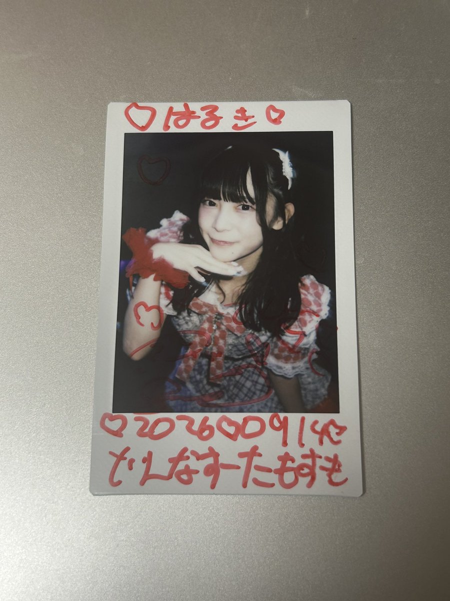 haruru_0512's tweet photo. 9/14 すーた❤️

『anemoreel 定期公演 #7 〜メンカラチェンジ編〜』

#すずねにするね

すーたはこれより前に何色やと思うー？って聞かれた時に身長的にオレンジあたりって言ったら「わからんで〜」みたいなこと匂わされたから、大穴青とかピンク！？なんて思ってたら普通に身長近いこはるとの交換やった笑 やられた！

撮可も諦めて声出してたからSEのとき立ち位置変わってるのも気づかなかったしすぐすーた見つけられなかった笑
でも見つけたら赤似合いすぎててずっと見とれてた！
見たことない髪型ではないけどこはる意識で、暑い時期ではレアで、良いすーたが見られたな〜！

ペンラの色ずっと逆張りしてたのもちゃんと触れてくれて嬉しかったよ笑
MCで普段の色で〜って言われてたのは聞いてたけどせっかく普段と違う色振って推し応援できるならって勝手に赤とオレンジずっと振ってた笑 まあ単独定期公演やしええかなと❤️🧡

もちろん白がいちばんやけど赤色担当のすーたもめちゃくちゃかわいかった🥰