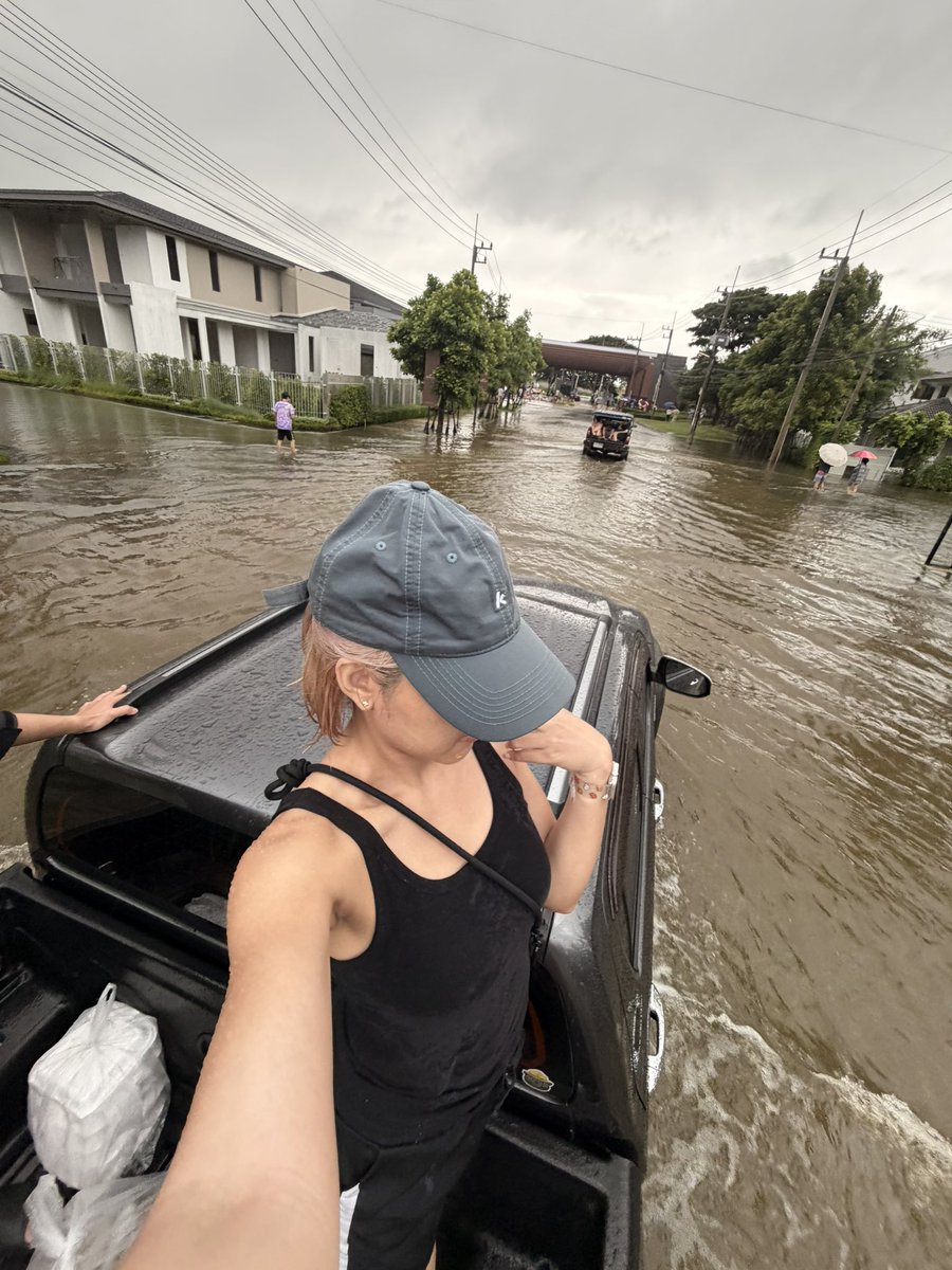 rdllldr's tweet photo. วันนี้ที่หายไปทั้งวันคือไปขนกระสอบทรายกับช่วยเค้าแจกข้าวจ้ะ ปิดวงแหวนได้แบบไม่ต้องไปยิมเลย

ลูกค้าที่สั่งของไว้รอน้ำลดแล้วเดี๋ยวไปส่งให้นะคะ ตอนนี้ติดเกาะอยู่ค้าบ🥹 https://t.co/79zSKs16LT