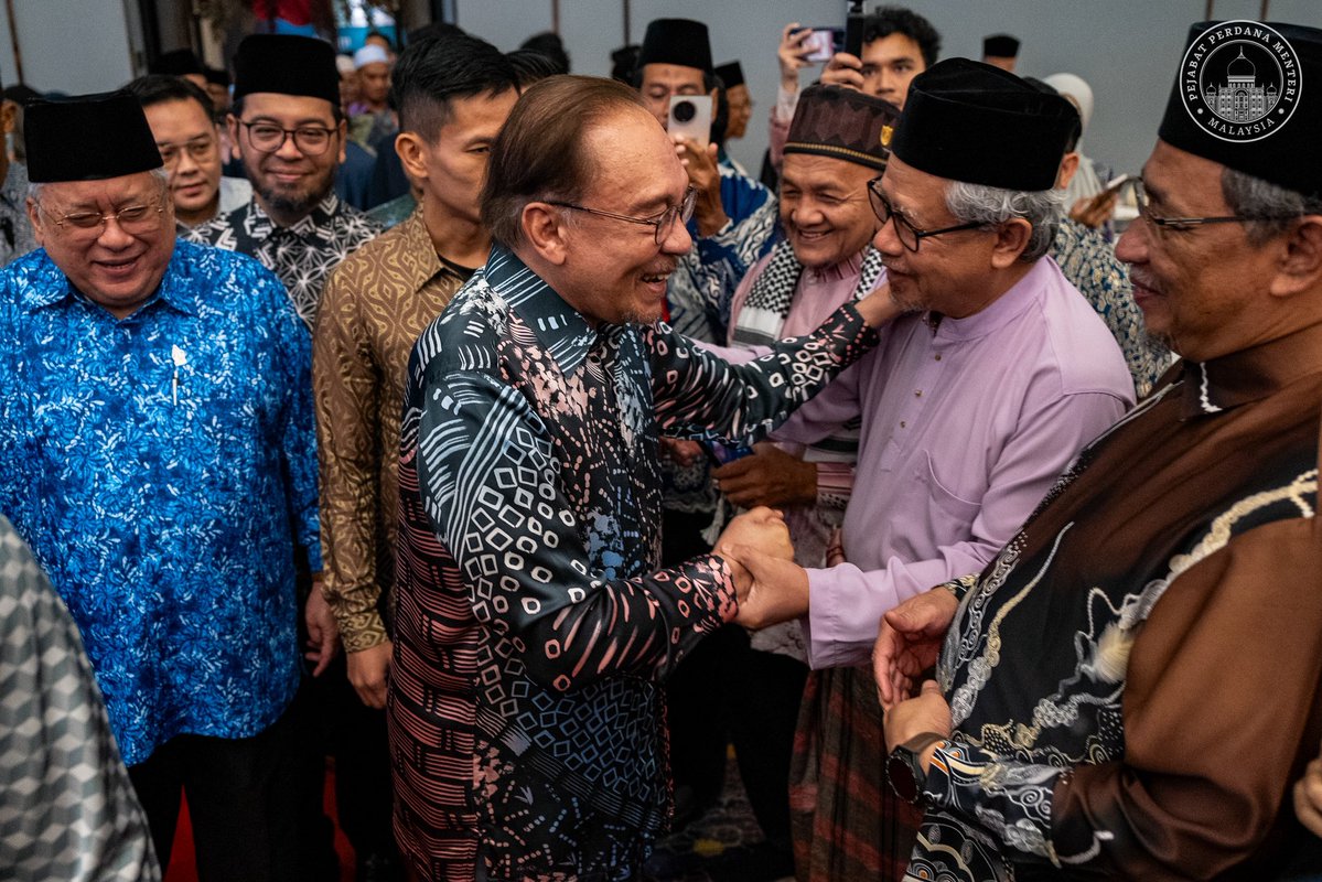 anwaribrahim's tweet photo. Alhamdulillah, malam ini saya dan Azizah dapat meluangkan waktu bertemu sahabat dan teman lama dalam Majlis Makan Malam Apresiasi 3 Generasi anjuran WADAH, ABIM dan PKPIM di Bangi. Majlis turut meraikan delegasi The Union of NGOs of The Islamic World (UNIW) yang hadir dalam acara ini. 

Dalam menghadapi liku perjuangan bersama dengan gerakan Islam, saya sentuh kembali ucapan Almarhum Siddiq Fadzil bahawa Islam tidak bangkit hanya dengan ledakan semangat, emosi dan sentimen, tetapi dengan kekuatan ilmu yang menyedarkan dan menginsafkan.

Gerakan kesedaran atas nama Islam tempang sekiranya hanya berpaksikan semangat kemarahan dan menghalalkan adu domba. Kita harus bangkit dengan tradisi akliah dan tegak dengan idealisme. Gerakan apa pun atas nama Islam akan teruji bukan semata-mata pada slogan tapi kepada pelaksanaan perjuangannya.

Justeru saya menempelak kumpulan yang menunggang nama Islam atau Melayu, riuh melaungkan tentang bangsa tetapi mengetepikan soal akhlak dan idealisme perjuangan. Apa ertinya parti atau gerakan Islam sekiranya bergerak dengan meninggalkan prinsip akhlak, penuh dengan kebencian serta menjadikan fitnah dan cacian sebagai senjata dan wirid harian. 

Saya juga sentuh kepentingan usrah dalam gerakan dengan tidak meninggalkan tradisi turath Islami yang juga penting dalam memandu gerakan dan perjuangan. Selain tegas dalam melawan rasuah, menentang pemikiran takfiri serta perjuangan membasmi kemiskinan tegar, gerakan Islam juga harus kekal dengan adab, akhlak dan menghormati kebangsaan.

#MalaysiaMADANI
#YakinMADANI