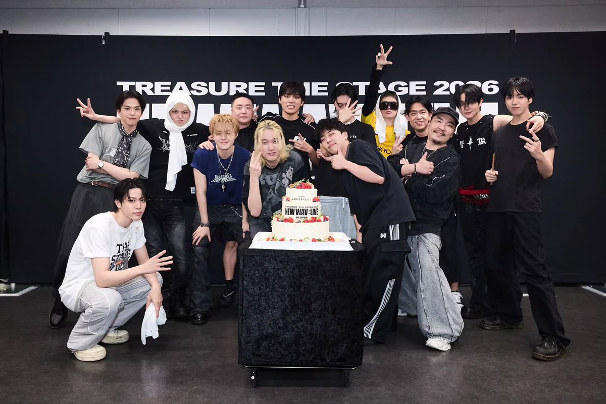 HYUNH4YI's tweet photo. TREASURE with 4RISE and staff for THE STAGE 🖤#트레저 https://t.co/iT24uZnPKJ
