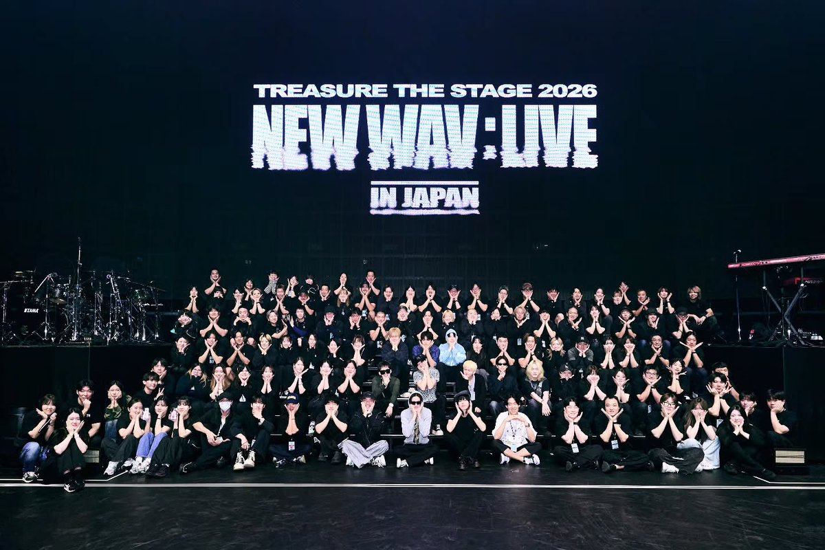 HYUNH4YI's tweet photo. TREASURE with 4RISE and staff for THE STAGE 🖤#트레저 https://t.co/iT24uZnPKJ