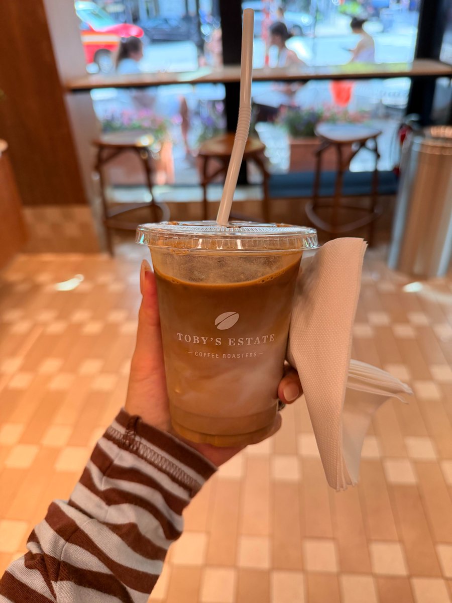 _Reese_cc's tweet photo. As the weather turned cold, I naturally reached for long sleeved clothing, after buying a coffee, I headed straight home https://t.co/nyFvfK6wci