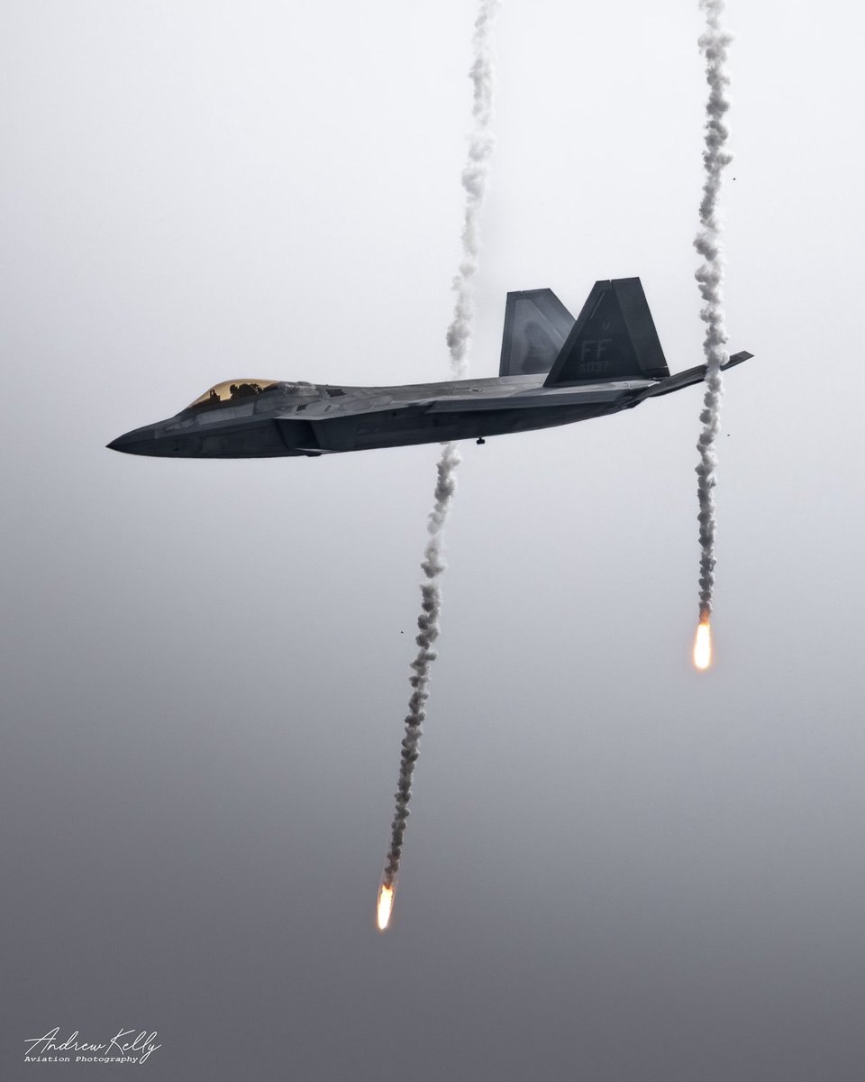 andrewkphotos's tweet photo. Why post AI Slop when there’s plenty of us on here with real F-22 flare photos who’d be happy to share https://t.co/XynFPKT1bb