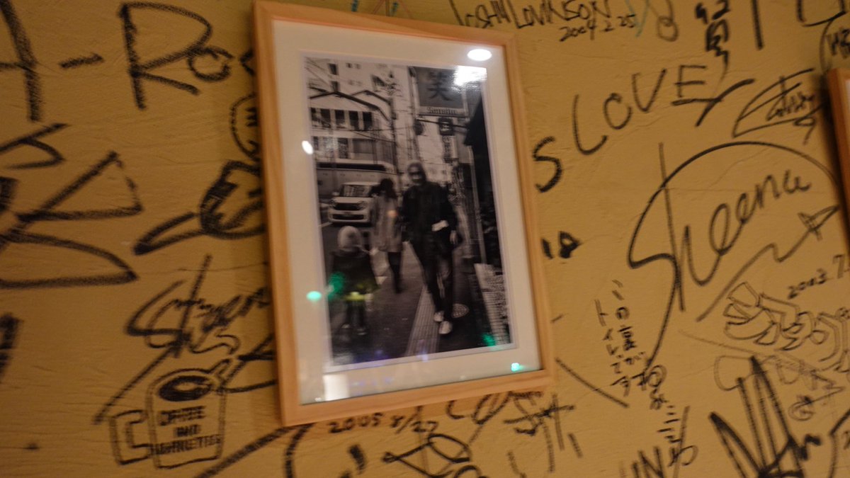 gomadoufu0317's tweet photo. ジュークジョイントにてFun-City No Age！主催の39さん、ジュークジョイントのみなさん、共演DJのみなさん、見に来てくださったみなさんありがとうございました❣️❣️✨大好きなジュークジョイントで、初めてのD Jでしたが、みなさんに教えて頂いて、楽しくできました😭
アビーもありがとう🙏✨そしてお誕生日おめでとう（祝って頂いてました🙏）

CDやレコードっていいなぁって思いました☺️

松本康さんと鮎川誠さんのブルース塾で、鮎川さんとのじゃんけん大会に勝って、鮎川さんから頂いた思い出のCD見て！（4枚目）宝物🪎