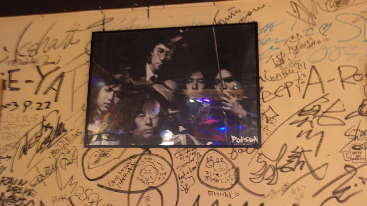 gomadoufu0317's tweet photo. ジュークジョイントにてFun-City No Age！主催の39さん、ジュークジョイントのみなさん、共演DJのみなさん、見に来てくださったみなさんありがとうございました❣️❣️✨大好きなジュークジョイントで、初めてのD Jでしたが、みなさんに教えて頂いて、楽しくできました😭
アビーもありがとう🙏✨そしてお誕生日おめでとう（祝って頂いてました🙏）

CDやレコードっていいなぁって思いました☺️

松本康さんと鮎川誠さんのブルース塾で、鮎川さんとのじゃんけん大会に勝って、鮎川さんから頂いた思い出のCD見て！（4枚目）宝物🪎