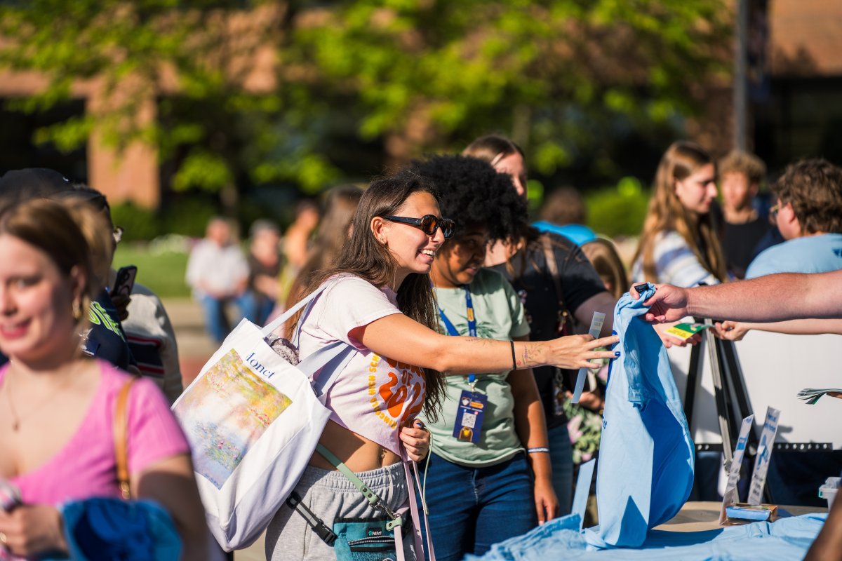 KentState's tweet photo. Parents and Families Appreciation Weekend kicked off at Black Squirrel Fest! We are so grateful to celebrate with our Golden Flashes families this weekend. https://t.co/jFDu3kONON https://t.co/hk9lwq1dns