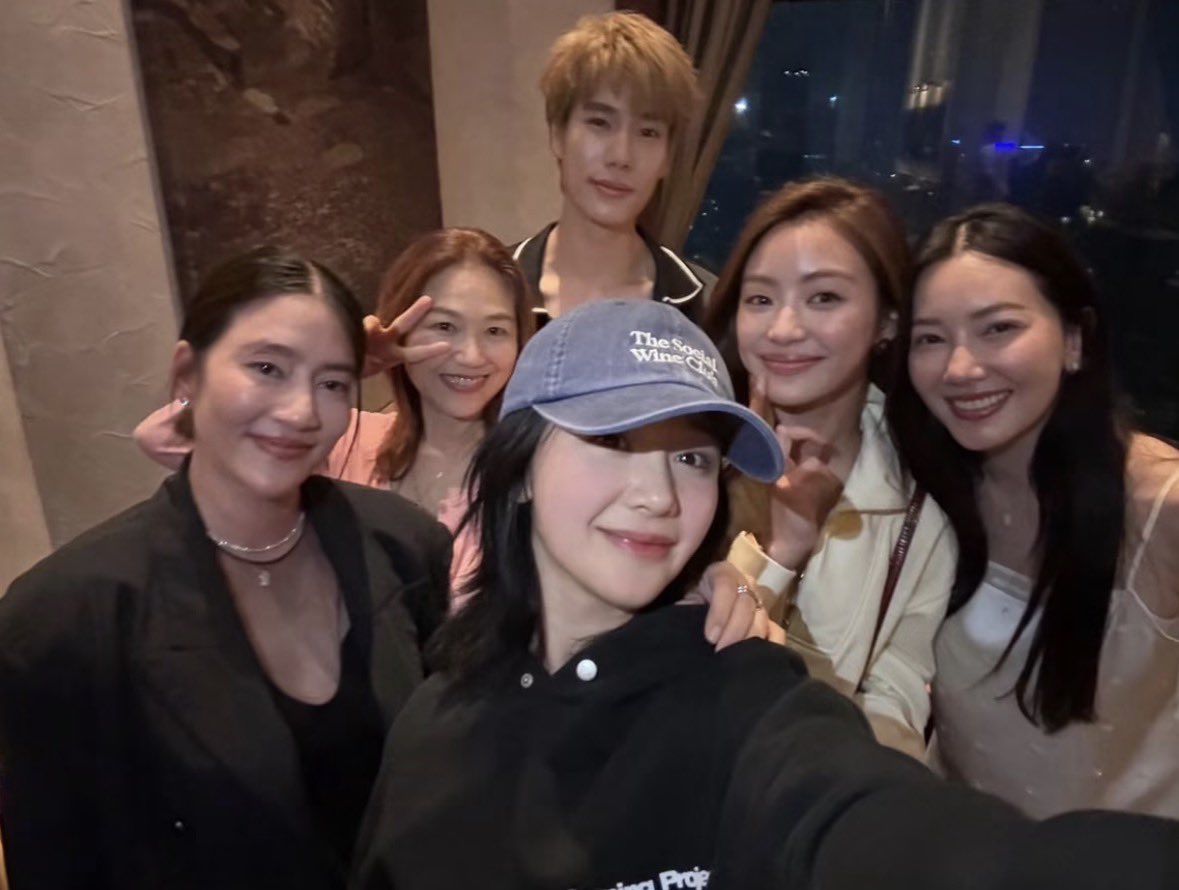peariesps's tweet photo. รู้ว่าน้องแพรสนิทกับภูวินทร์อยู่แล้ว แต่หมิว ณัชชา??? ว้ายยย พวกคนสวย ไฮโซ เทสดี เขาสนิทกันจริงๆค่ะ ไปเลี้ยงวันเกิดย้อนหลังกับน้องแพรด้วย เฟรมพระราชทานมากกก😭💗 https://t.co/GLp9GizpRu