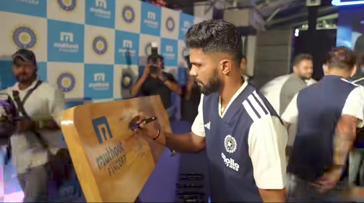 CricCrazyJohns's tweet photo. Ruturaj Gaikwad signing on the special bat of Muthoot FinCorp event. 💛 https://t.co/sIbT1u1Quj