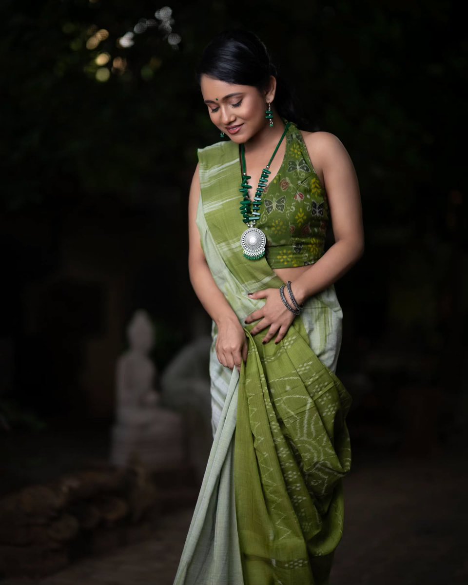 ellieclark74ode's tweet photo. Embrace nature’s serene palette with this exquisite handloom saree in refreshing dual green tones, paired with a stylish Ikat-print halter blouse. Effortless comfort, modern elegance, and timeless craftsmanship by Radhika Exclusives. https://t.co/ITadU6nisq