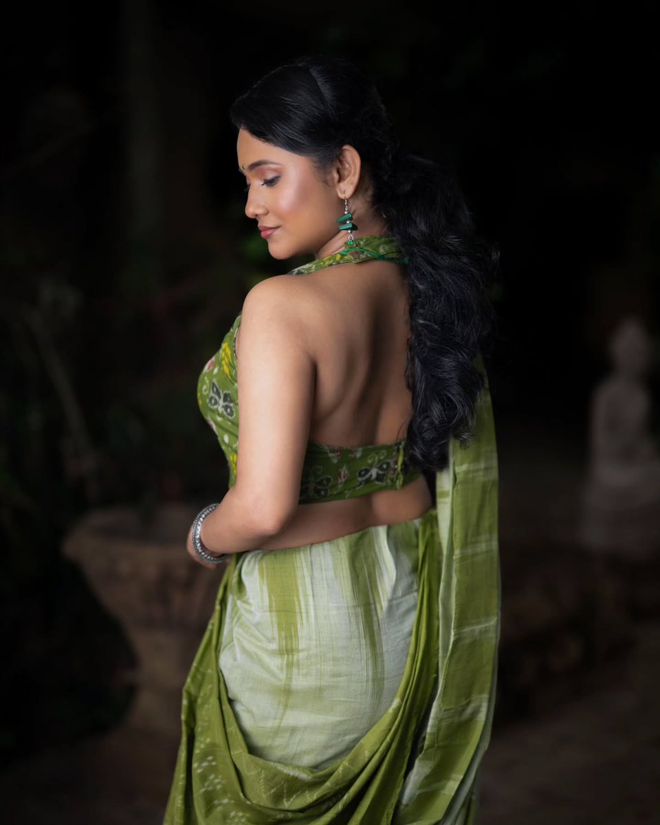 ellieclark74ode's tweet photo. Embrace nature’s serene palette with this exquisite handloom saree in refreshing dual green tones, paired with a stylish Ikat-print halter blouse. Effortless comfort, modern elegance, and timeless craftsmanship by Radhika Exclusives. https://t.co/ITadU6nisq