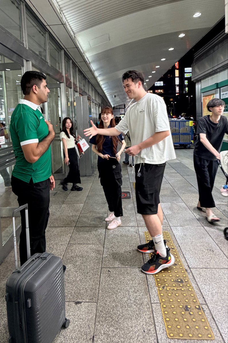 MixitMixit's tweet photo. 🇵🇰 @ArshadOlympian1 In Nagoya-Aichi 🇯🇵 for #asianges where his Japanese fans struck with him for handshakes and selfies. Proud of Pakistani 🇵🇰 #Pakistan #arshadnadeem https://t.co/lOaeP4TARI