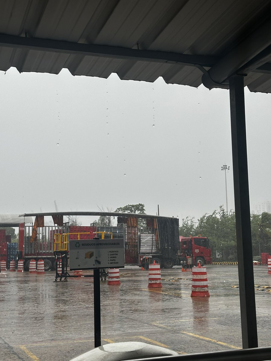 Criskaleb1's tweet photo. @_iclima Ya empezó a llover en Cartagena https://t.co/2fqgRvcCnO