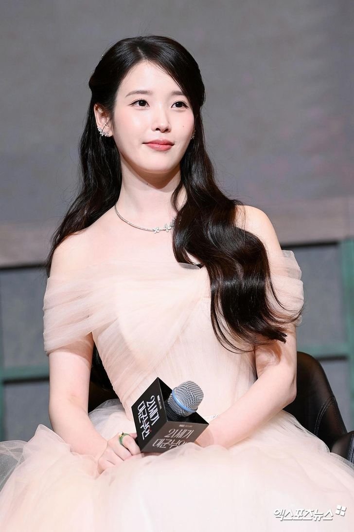 PrettyJiBrasil's tweet photo. IU foi nomeada como uma das “100 Grandes Coreanas” de 2026.

A lista anual reconhece 100 pessoas de diferentes áreas que fizeram uma contribuição notável ou ajudaram a elevar o perfil da Coreia.

IU foi selecionada na categoria “Orgulho Nacional” e “Impacto Global” por seu trabalho como cantora e atriz. Ela foi selecionada como uma das homenageadas esse ano pelo comitê organizador. 

🔗 https://t.co/aWml5gn8Nw 

#아이유 #IU #이별로부터 #UnknownPlanet @_IUofficial