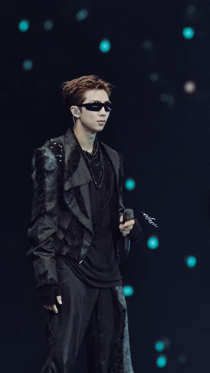 Armyejonnie's tweet photo. Ele All black 🤌🏻 in love 🔥

#RM #Namjoon #알엠 https://t.co/qXlcf0E52i