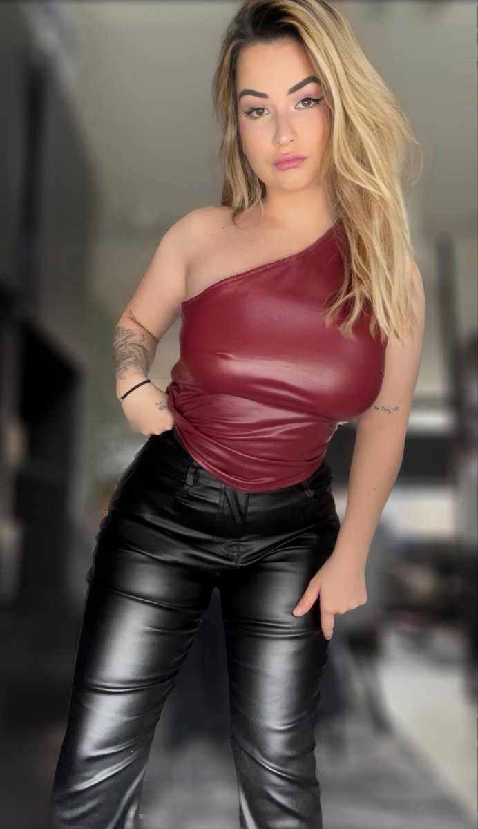 qqueendestinyy's tweet photo. waarom zijn jullie van zo’n laag niveau.. ik blijf jullie trainen.. heb gewoon een vaste sub nodig die ALLES voor me doet.. een goed voetenbankje, massage subje, kook voor me.. pfff https://t.co/d8M3CT60Cl