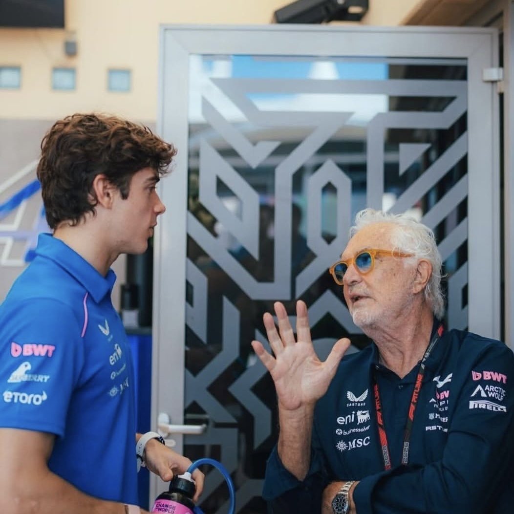 PrimeF1__'s tweet photo. ⚠️ FUE UNA MANIOBRA MUY MALA PARA UN PILOTO DE SU EXPERIENCIA. LO SIENTO POR EL EQUIPO Y POR PIERRE QUE HIZO UN GRAN TRABAJO TODO EL FIN DE SEMANA: FLAVIO BRIATORE.

“Obviamente estoy extremadamente decepcionado con el resultado de la carrera de hoy, sabiendo que perdimos puntos valiosos en la lucha por el Campeonato. Este tipo de incidentes no deberían ocurrir, particularmente cuando íbamos bien con ambos autos en posiciones de puntos.

Lo siento mucho por el equipo y por Pierre, que hizo un gran trabajo durante todo el fin de semana, y mis disculpas también son para Lando [NOR] y McLaren por haber arruinado su carrera.

Sé que Franco ha asumido toda la responsabilidad por lo ocurrido, como corresponde. De hecho, frenó demasiado tarde teniendo en cuenta el contexto de la carrera y el reinicio tras el Safety Car. Fue una maniobra muy mala para un piloto con su experiencia.

Quiero tomarme un tiempo para reflexionar sobre lo ocurrido y considerar qué medidas deberían tomarse, para que podamos aprender de ello y evitar que una situación así vuelva a suceder en el futuro.” 🔥🇮🇹

#AzerbaijanGP
