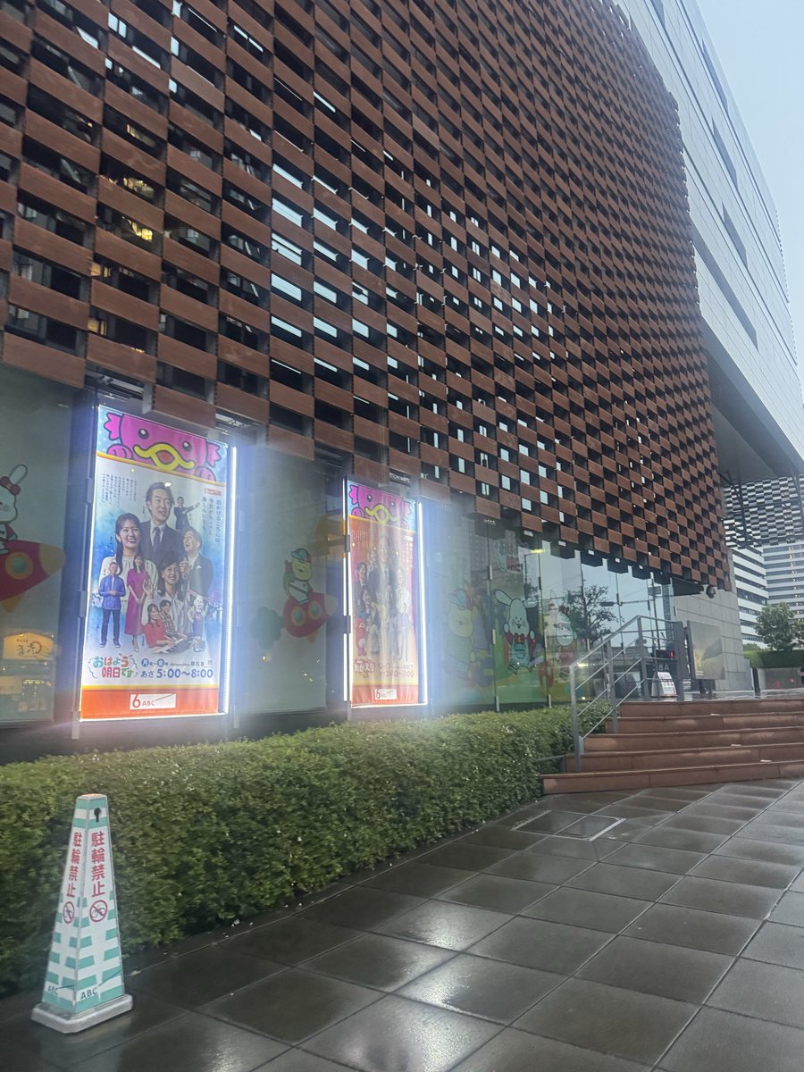 kyota_PR's tweet photo. WEST.の7人とはじめてお会いした場所
デビュー2年目の時でメイク室がわいわい騒がしかった… https://t.co/Zou59UEKwF