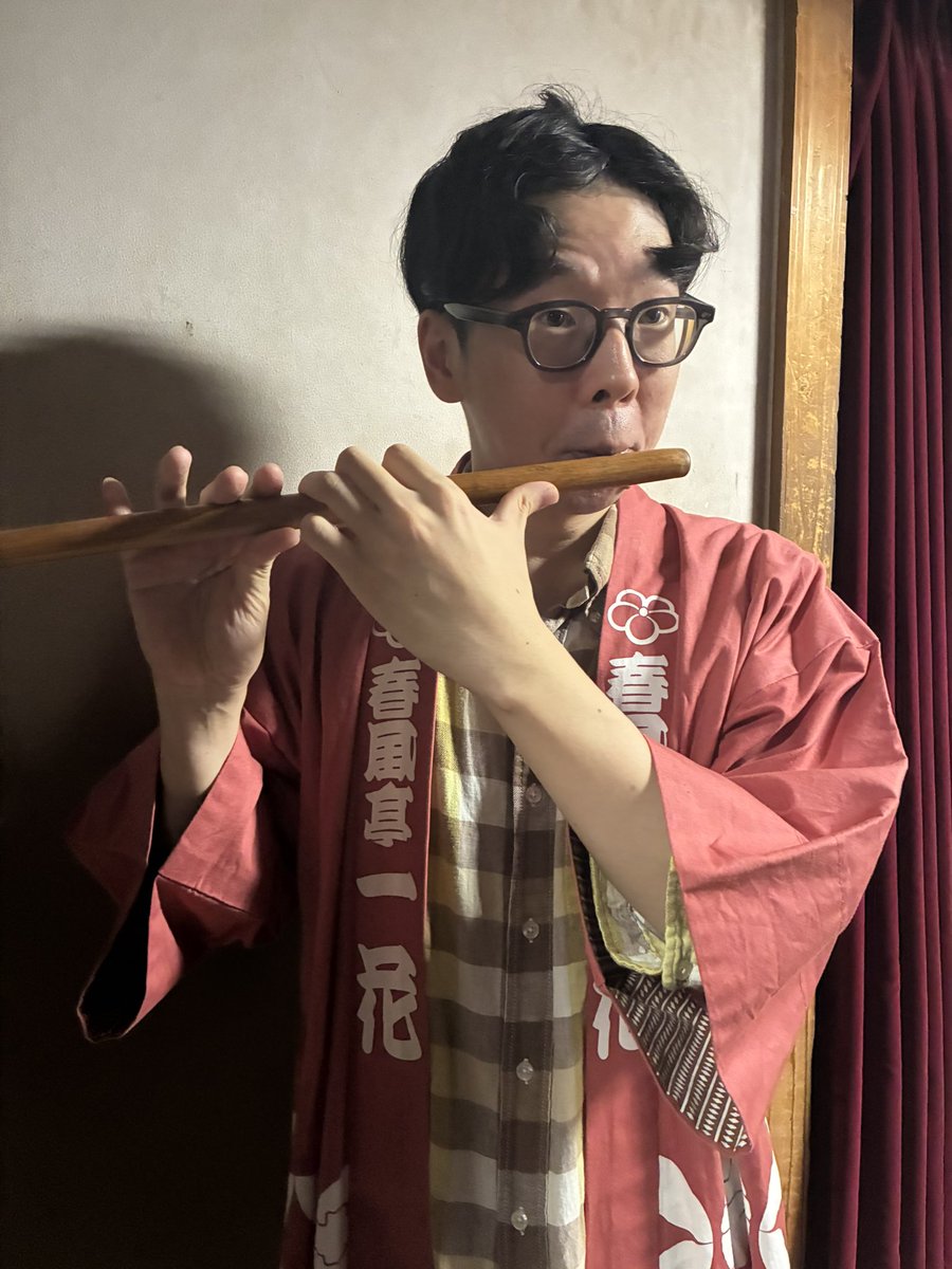 ichihana_s's tweet photo. 披露目興行6日目。ご来場のお客様ありがとうございました！！
口上はさん喬師匠上がってくださいました。
皆の太陽、たい平師匠と。
上方から桂米輝兄さん。田所萬吉に会えました！！一之輔兄さんとWピヨちゃん。
笛のレジェンドを目指す小太郎。

明日7日目！鈴本でお待ちしております！ https://t.co/pMjVmczQgw