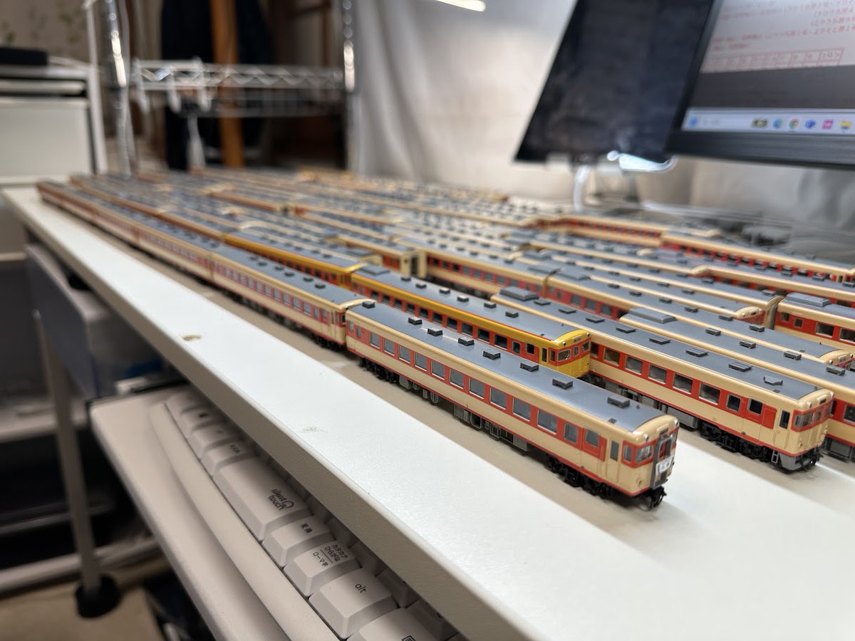 Kami_Kitami's tweet photo. 先月はキハ28のM車化も行っていたので、KATOのキハ28 0を混ぜて房総準急風としてみました。編成・ヘッドマークはイメージです💦
でもカッコいいですね！　こういうのをやりたかったです。 https://t.co/2DGucyXaXa