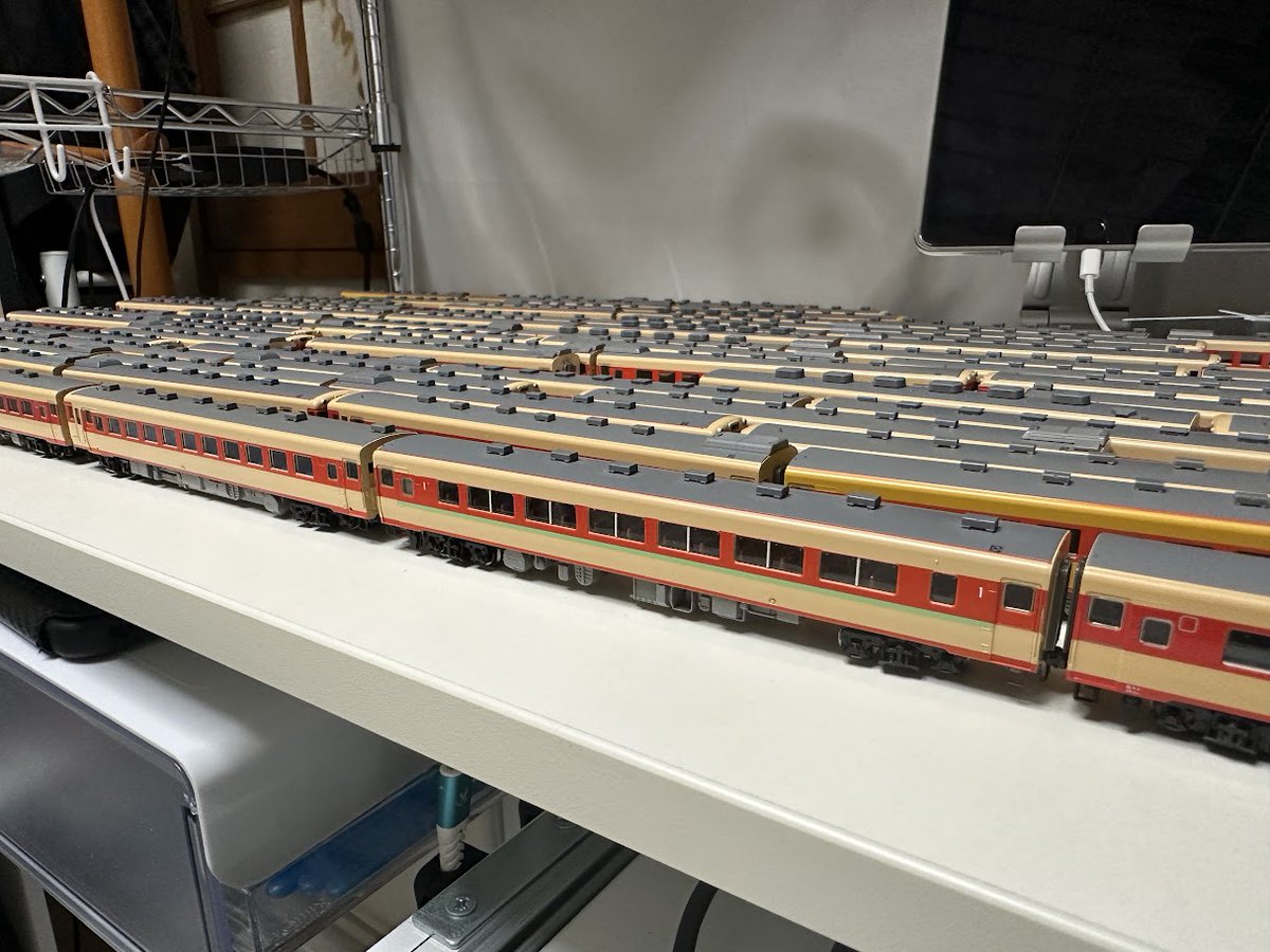 Kami_Kitami's tweet photo. 先月はキハ28のM車化も行っていたので、KATOのキハ28 0を混ぜて房総準急風としてみました。編成・ヘッドマークはイメージです💦
でもカッコいいですね！　こういうのをやりたかったです。 https://t.co/2DGucyXaXa