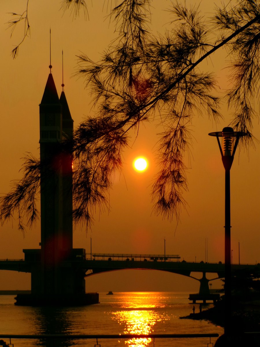 KODAKPIXPRO's tweet photo. Golden hour, Kuala Terengganu style 🌅 ✨
.
.
.
.
📸 Photos: IG @hakim.zulkifli
✨ Shot with KODAK PIXPRO FZ55
#KODAKPIXPRO #Photography #DigitalCamera #PointAndShoot #Malaysia #Sunrise https://t.co/PZA7l057is
